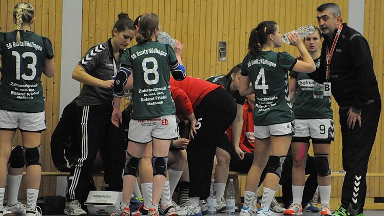 Ein letzter Schluck, eine letzte Ansage vom Trainer - dann geht es wieder ans Werk für die SG Garitz/Nüdlingen, diesmal gegen die Oberliga-Reserve des ESV Regensburg. Foto: Hopf
