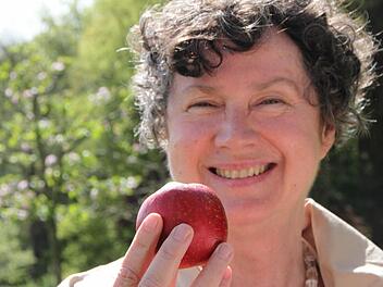 Rot und reif: Petra Steil, Geschäftsführerin der Malteser-Klinik Bad Brückenau, freut sich auf die erste Ernte. Foto: Ulrike Müller