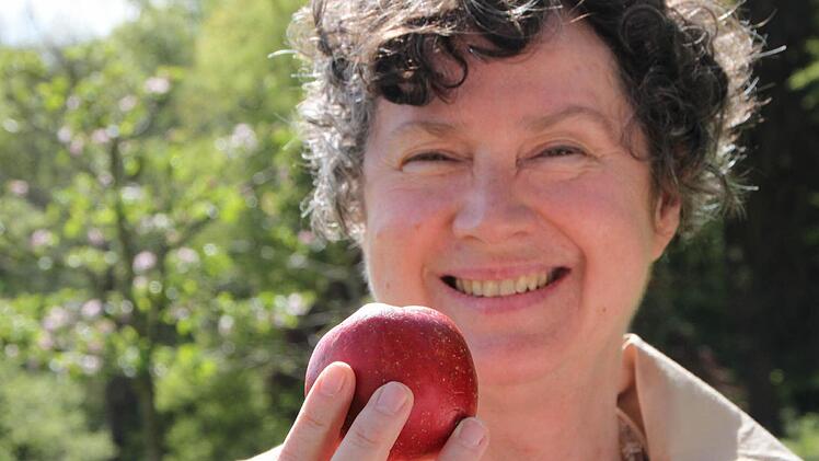 Rot und reif: Petra Steil, Geschäftsführerin der Malteser-Klinik Bad Brückenau, freut sich auf die erste Ernte. Foto: Ulrike Müller