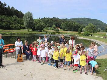 Bürgermeister Helmut Krämer (l.) und die Kita- und Grundschulkinder bei der Eröffnung des Wasserlehrpfades am Heiligenstadter See Foto: fra-press