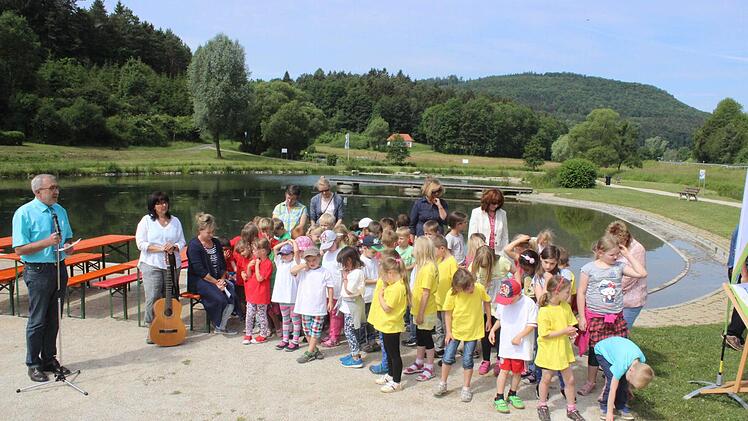 Bürgermeister Helmut Krämer (l.) und die Kita- und Grundschulkinder bei der Eröffnung des Wasserlehrpfades am Heiligenstadter See Foto: fra-press