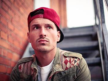 André Wedel hat in seinem Lied "Jahrestag" den Tod seines Freundes thematisiert. "Ich hatte es null verarbeitet", sagt Wedel über den plötzlichen Verlust. "Der Song war ungeplant. Das hat das Schicksal gemacht."  Foto: Andreas Birk