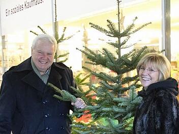 "Es gibt nichts Traurigeres als ein Weihnachtsfest ohne Baum", meint Andreas Prinz von Sachsen-Coburg und Gotha (links). Deshalb hat er 20 an das Sozialkaufhaus Hartz & Herzlich gespendet. Barbara Kammerscheid hat schon eifrig Lose gebastelt.  Foto: Simone Bastian