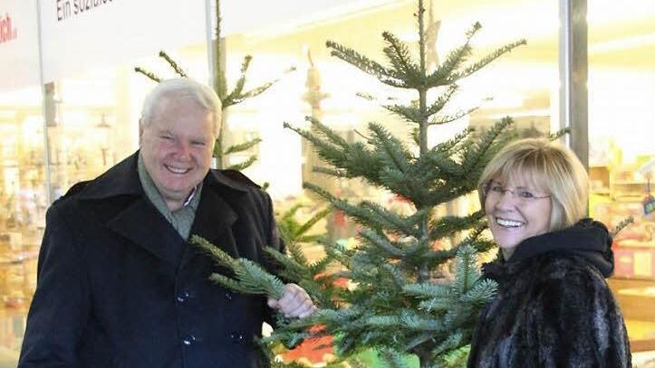 "Es gibt nichts Traurigeres als ein Weihnachtsfest ohne Baum", meint Andreas Prinz von Sachsen-Coburg und Gotha (links). Deshalb hat er 20 an das Sozialkaufhaus Hartz & Herzlich gespendet. Barbara Kammerscheid hat schon eifrig Lose gebastelt.  Foto: Simone Bastian
