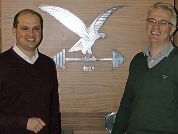 Oliver Dürr (links), Vorsitzender des AC Lichtenfels, und Stefan Mehl, Zweiter ACL-Vorsitzender, wollen den Adler des Vereins in seinem 96. Jahr des Bestehens wieder zu Höhenflügen bringen.  Foto: Udo Schilling