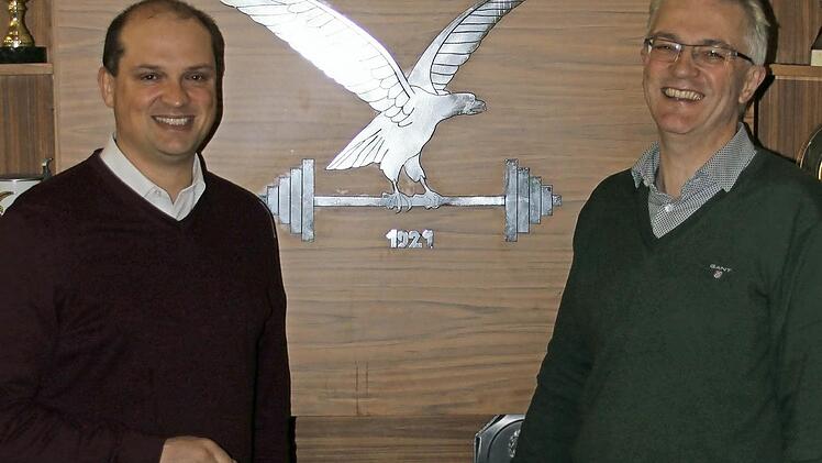 Oliver Dürr (links), Vorsitzender des AC Lichtenfels, und Stefan Mehl, Zweiter ACL-Vorsitzender, wollen den Adler des Vereins in seinem 96. Jahr des Bestehens wieder zu Höhenflügen bringen.  Foto: Udo Schilling