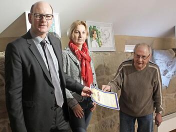 Zeils Bürgermeister Thomas Stadelmann, Petra Hohenberger von der VHS und Erwin Koch (rechts) bei der Urkundenübergabe im Hexenturm