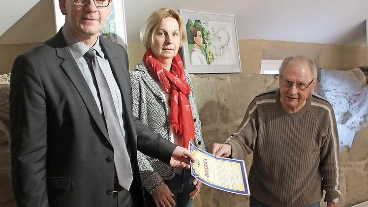 Zeils Bürgermeister Thomas Stadelmann, Petra Hohenberger von der VHS und Erwin Koch (rechts) bei der Urkundenübergabe im Hexenturm