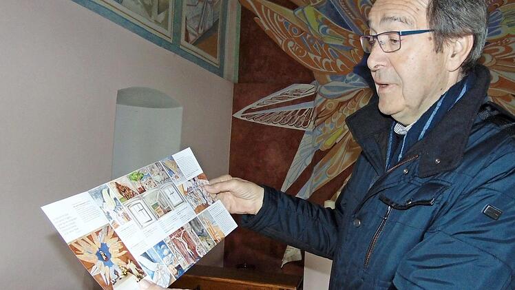 Der Autor mit dem Flyer, der die seltenen Wandmalereien erklärt.