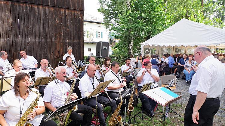 Gekonnt und stimmungsvoll - die musikalischen Darbietungen der Flößermusikanten des TV Unterrodach unter der Leitung von Walter Wich-Herrlein.  Foto: Gerd Fleischmann