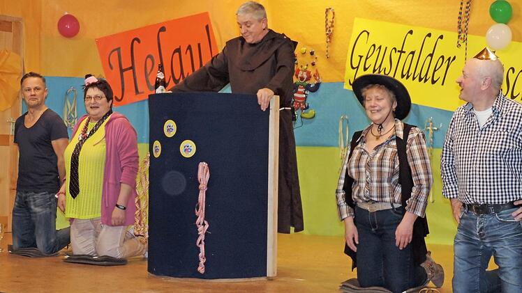 Eine "Faschingsmesse", bei der das Publikum als Ministranten mitmachen durfte, zelebrierte Dirk Niebel aus Traustadt.