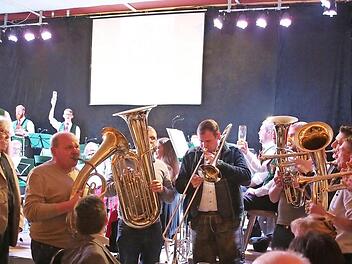 Beim Frühlingskonzert der Stadtkapelle Seßlach durften auch die Zuhörer musizieren, darunter Bürgermeister Martin Mittag (mit Posaune).