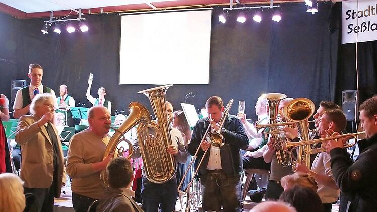 Beim Frühlingskonzert der Stadtkapelle Seßlach durften auch die Zuhörer musizieren, darunter Bürgermeister Martin Mittag (mit Posaune).