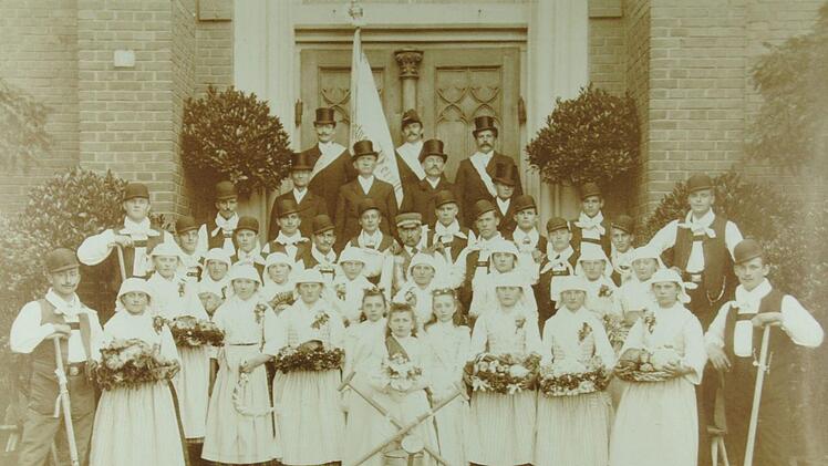 Wohl um 1907 fotografierte der Bamberger Wilhelm Kröner diese Szene am Grünen Markt, die Besucherinnen der Sonderausstellung als Großfoto begutachten.