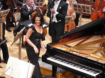 Nach dem donnernden Schlussakkord: Khatia Buniatishvili und Gustavo Gimeno. Foto: Gerhild Ahnert