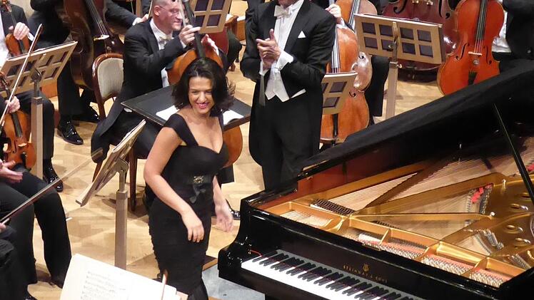 Nach dem donnernden Schlussakkord: Khatia Buniatishvili und Gustavo Gimeno. Foto: Gerhild Ahnert