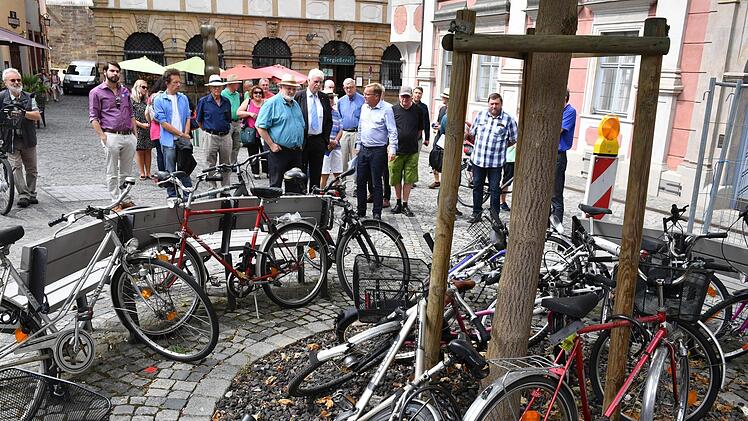 Ein weiteres Thema beim Stadtteilspaziergang: wild abgestellte Fahrräder am Pfahlplätzchen. Der Parküberwachungsdienst spricht laut den städtischen Referenten Ralf Haupt und Thomas Beese auch "Falschabsteller" an. Doch deren Verstöße sind schwer zu ahnden.  Foto: Ronald Rinklef