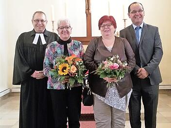 Bei der Verabschiedung (v. li.) Pfarrer Christoph Teille, Annerose Oßwald, Elke Kastner und Vertrauensmann Stefan Leppert Foto: Dieter Wolf