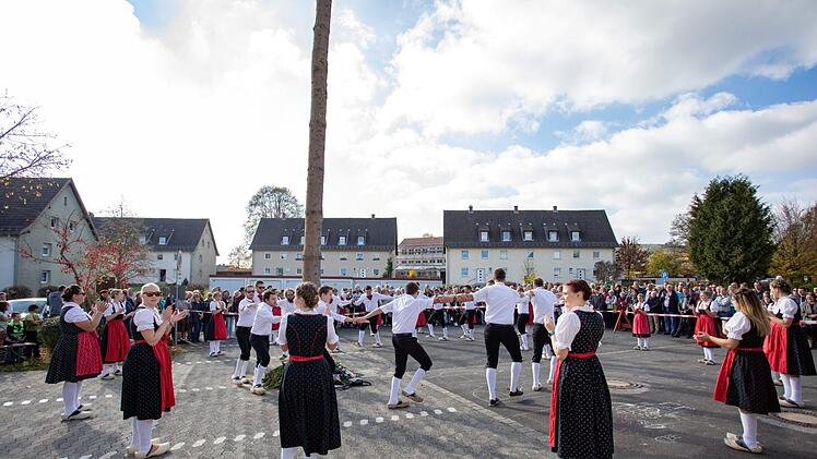 Die Kirmespaare tanzen um den Plobaum. Sebastian Wirth