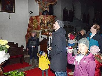 Ein voller Erfolg war die Kirchenführung mit Taschenlampen in der Wallfahrtskirche Mariä Geburt in Glosberg mit Kirchenführerin Annette Urban.  Foto: Karl-Heinz Hofmann