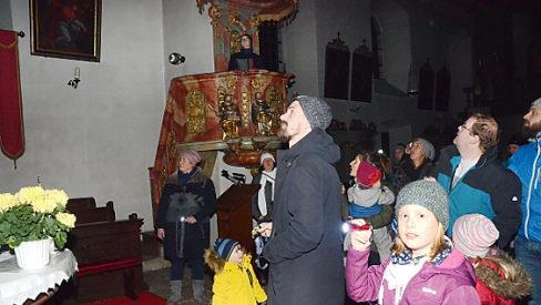 Ein voller Erfolg war die Kirchenführung mit Taschenlampen in der Wallfahrtskirche Mariä Geburt in Glosberg mit Kirchenführerin Annette Urban.  Foto: Karl-Heinz Hofmann