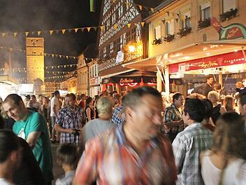 Feste mit Massenandrang, wie auf diesem Archivfoto vom Altstadtfest in Ebern, kann es wegen der Ansteckungsgefahr durch das Corona-Virus in diesem Sommer nicht geben. Foto: Eckehard Kiesewetter