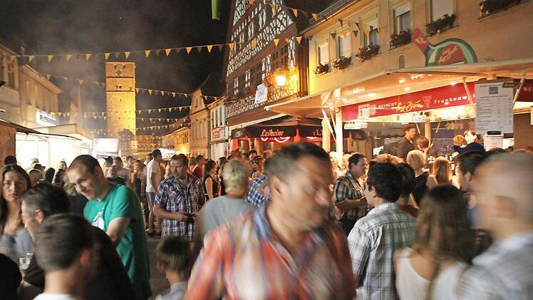 Feste mit Massenandrang, wie auf diesem Archivfoto vom Altstadtfest in Ebern, kann es wegen der Ansteckungsgefahr durch das Corona-Virus in diesem Sommer nicht geben. Foto: Eckehard Kiesewetter