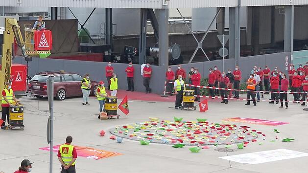 Symbolischer Protest: ein Papierschiff für jeden bedrohten Arbeitsplatz - 1000 - in Schweinfurt Foto: IG Metall