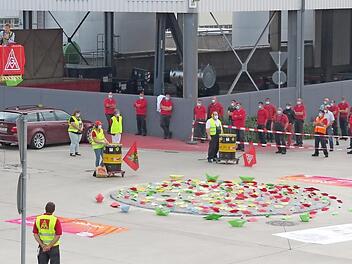 Symbolischer Protest: ein Papierschiff f&uuml;r jeden bedrohten Arbeitsplatz - 1000 - in Schweinfurt Foto: IG Metall