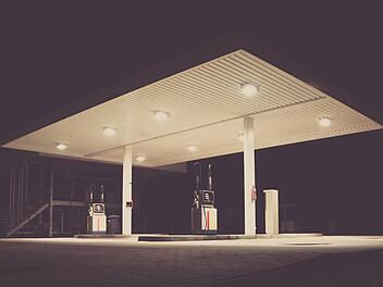Durch Additive in teureren Premiumkraftstoffen versprechen die Hersteller mehr Leistung, weniger Verbrauch oder ein längeres Motorleben. Doch was bringen solche Kraftstoffe wirklich?