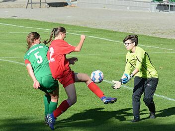 Hat Schönderlings Lisa Schuhmann den Ball vor Mitspielerin Sarah Emmert (links) und Lauertals Julia Zimmermann?  Foto: ssp