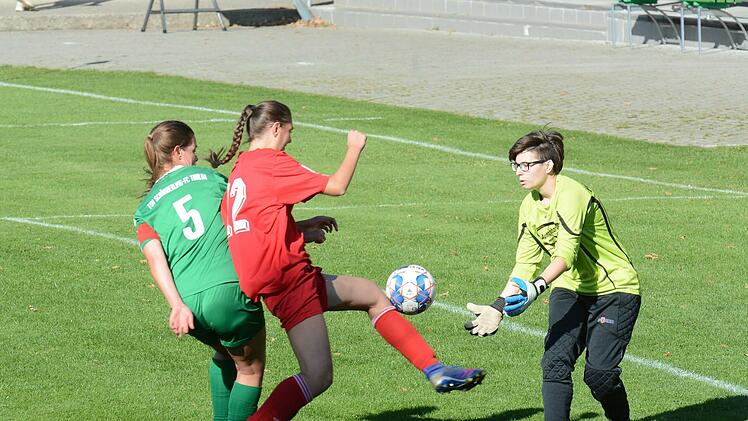 Hat Schönderlings Lisa Schuhmann den Ball vor Mitspielerin Sarah Emmert (links) und Lauertals Julia Zimmermann?  Foto: ssp