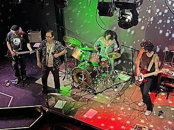 Die Band „Spacefrog“ spielt bei einem Auftritt im Erlanger Club „Omega“.