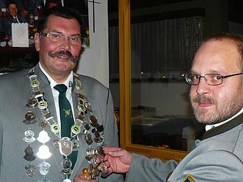 Vorsitzender Oliver Kutnar legt dem neuen Herbstkönig Egon Barth die Königskette um. Foto: Klaus-Peter Wulf
