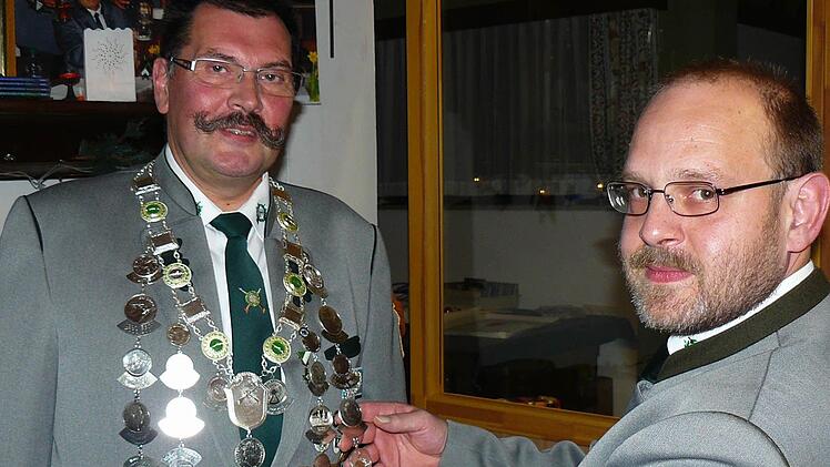 Vorsitzender Oliver Kutnar legt dem neuen Herbstkönig Egon Barth die Königskette um. Foto: Klaus-Peter Wulf