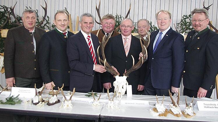 Kreisjagdberater Winfried Wachter, Kreisvorsitzender Bernhard Schmitt, Landrat Oswald Marr, Rothenkirchens Hegegemeinschaftsleiter Reinhold Heinlein, Kreisobmann Erwin Schwarz, Hermann Erlmann, MdB Hans Michelbach und Pressigs Bürgermeister Hans Pietz (von links) waren von den Ausstellungstücken der Hegeschau beeindruckt.
