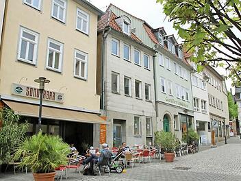 Unten Kneipen und Geschäfte - aber wohnt darüber noch jemand? Wer Wohnraum in der Innenstadt schafft oder wieder nutzbar macht, soll Unterstützung von der Stadt erhalten. Das wollen zumindest die SPD-Stadträtinnen Schneider und Lesch-Lasaridis. Fotos: Simone Bastian