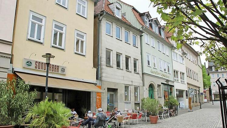 Unten Kneipen und Geschäfte - aber wohnt darüber noch jemand? Wer Wohnraum in der Innenstadt schafft oder wieder nutzbar macht, soll Unterstützung von der Stadt erhalten. Das wollen zumindest die SPD-Stadträtinnen Schneider und Lesch-Lasaridis. Fotos: Simone Bastian