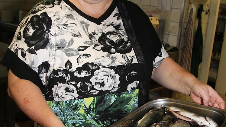Frischer geht es nicht: Frischen heimischen Fisch erkennt man an klaren, hervortretenden Augen, hellen Kiemen, erklärt Iris Haueis. In Hermes werden die Fische auch selbst geräuchert.
