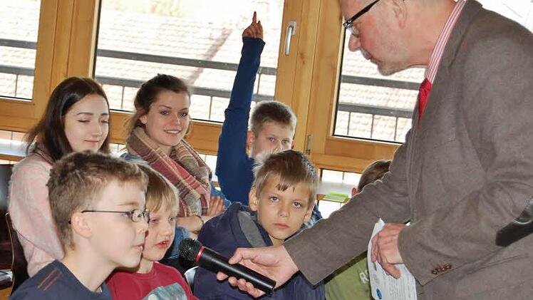 "Lesen ist wichtig fürs Leben", erfährt Schulleiter Frank Kubitza bei seiner Umfrage unter Grundschülern. Foto: Dobschütz