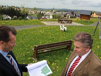 Jürgen Goller (links) vom gemeindlichen Arbeitskreis Immobilien und Bürgermeister Siegfried Beyer können Bauwilligen neben Ruhe, Erholung und Aussicht für das Gebiet "Am Sonnenhang" auch finanziell interessante Vorschläge bieten. Foto: Matthias Beetz