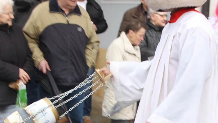 Weihrauch aus dem Bierfass vom Playmobil-Ministranten Foto: Matthias Einwag