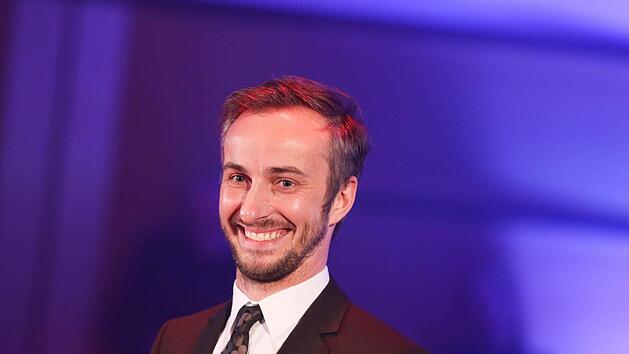 Der Satiriker und Moderator Jan B&ouml;hmermann wird am 13.01.2016 in D&uuml;sseldorf (Nordrhein-Westfalen) mit dem Deutschen Fernsehpreis in der Kategorie "Beste Unterhaltung Late Night" (&laquo;Neo Magazin Royale&raquo;, ZDF) ausgezeichnet. Foto: Rolf Vennenbernd/dpa