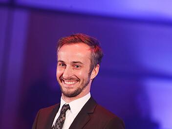 Der Satiriker und Moderator Jan Böhmermann wird am 13.01.2016 in Düsseldorf (Nordrhein-Westfalen) mit dem Deutschen Fernsehpreis in der Kategorie "Beste Unterhaltung Late Night" («Neo Magazin Royale», ZDF) ausgezeichnet. Foto: Rolf Vennenbernd/dpa