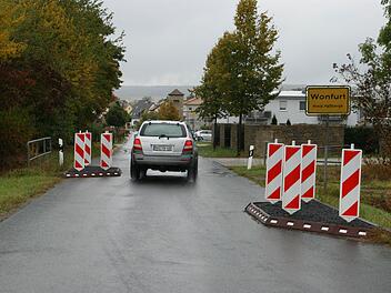 Eine solche verkehrsberuhigende Schikane, wie sie am Ortseingang in Wonfurt von Hainert kommend installiert ist und künftig auch fest eingebaut werden soll, wünschen sich auch die Anwohner der Ortseinfahrt von Horhausen kommend. Foto: Sabine Weinbeer