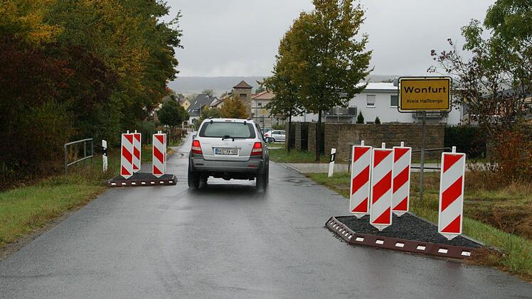 Eine solche verkehrsberuhigende Schikane, wie sie am Ortseingang in Wonfurt von Hainert kommend installiert ist und künftig auch fest eingebaut werden soll, wünschen sich auch die Anwohner der Ortseinfahrt von Horhausen kommend. Foto: Sabine Weinbeer