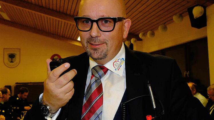 Thomas Schlereth, der Chef von Integrierten Leiststelle (ILS), funkt auf digitaler Ebene. Der neue Standard macht lange - analoge - Gespräche überflüssig. Foto: Gerd Schaar