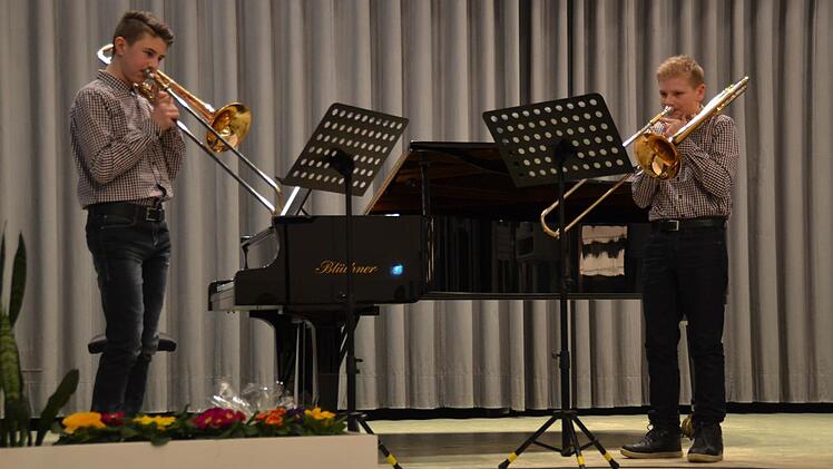 Für den passenden musikalischen Rahmen beim Neujahrsempfang sorgten Luca Ehrenberg (links) und Paul Metz vom Jugendmusikkorps Bad Kissingen. Beide Posaunisten sind Sieger des Kammermusikwettbewerbs Concertino. Am Klavier begleitete Ute Stibor. Foto: Kathrin Kupka-Hahn
