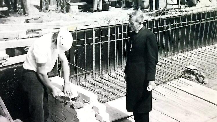 1970 erfolgte die Grundsteinlegung f&uuml;r das ehemalige evangelische Gemeindehaus an der Kronachallee.  Foto: Pfarrarchiv
