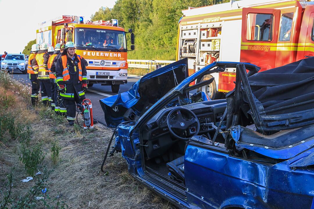 Schwerer Unfall auf A73: Cabrio überschlagen - zwei Menschen schwer verletzt